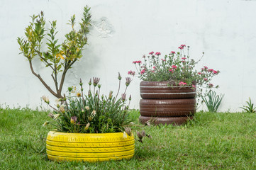 beautiful recycled vases made with old tires © Guaraciaba