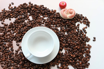 コーヒー豆とコーヒーカップ