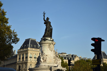 Obraz premium Pomnik Marianne Place de la République w Paryżu, Francja