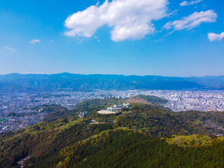 Fototapeta premium ｄ：山の合間の街