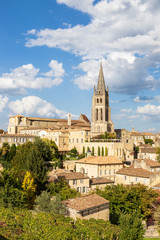 Fototapeta na wymiar Saint-Émilion, classé Patrimoine Mondial de l'UNESCO, la cité médiévale, l'église collégiale du XIIe siècle et le clocher de l'église monolithe du XIe siècle