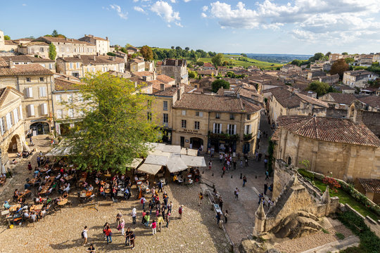 Saint-&Eacute;milion, class&eacute; Patrimoine Mondial de l'UNESCO, vue sur  la place de l'&eacute;glise monolithique depuis la terrasse du clocher