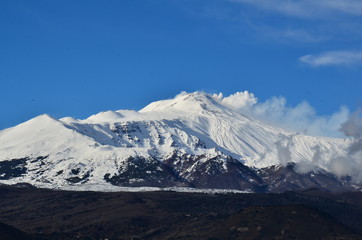 Fototapeta na wymiar etna vulcano neve