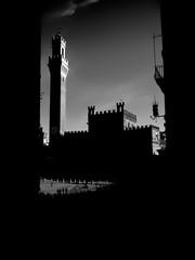 Foto digitale di architettura fatte a Siena in Piazza del Campo in pratica delle silhouette.