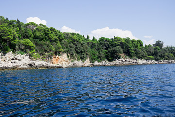 Naklejka premium Dubrovnik sea view with the cliff and rocks sea water splashing on the rocks view from the middle of the ocean