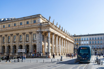 Bordeaux, zone classée Patrimoine Mondial de l'UNESCO, le Triangle d'Or, quartier de Quinconces, Place de la Comédie, le Grand-Théâtre, édifié par l'architecte Victor Louis de 1773 à 1780 - obrazy, fototapety, plakaty