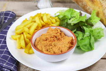 filet américain préparé et frites dans une assiette