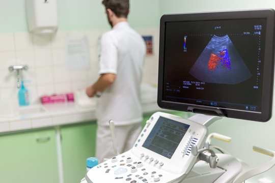 Manipulateur radiologie infirmier dans salle examen échographie en préparation