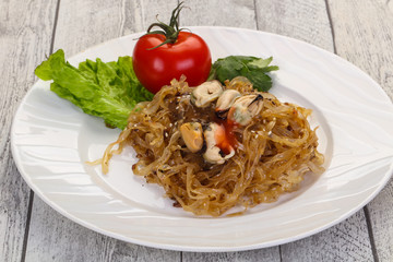 Wok noodle with mussels