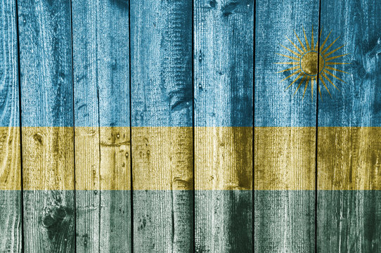 Fahne der Ruanda auf verwittertem Holz