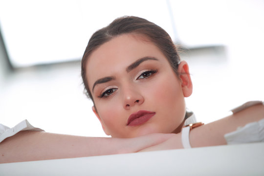 Portrait beauté d'une jolie jeune femme brune