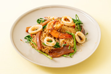 Stir-fried rice vermicelli and water mimosa with mix seafood