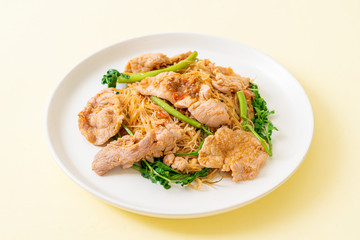 Stir-fried rice vermicelli and water mimosa with pork