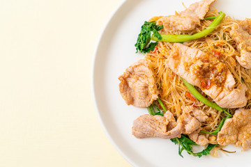 Stir-fried rice vermicelli and water mimosa with pork