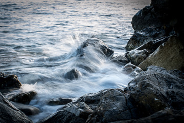 Steine im Meer (Wasser spritzt)