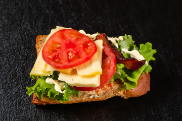 典型的なBLTサンドイッチ(ベーコン、レタス、トマト)
