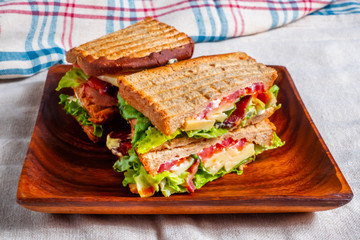 典型的なBLTサンドイッチ(ベーコン、レタス、トマト)
