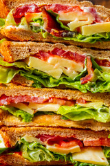 典型的なBLTサンドイッチ(ベーコン、レタス、トマト)
