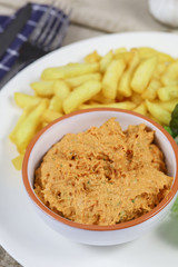 filet américain préparé et frites dans une assiette