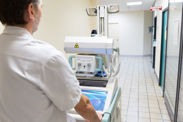 Manipulateur radiologie imagerie médicale appareil ambulatoire dans couloir hôpital