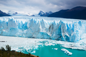 Fototapeta na wymiar Glacier Perito Moreno, southeast of Argentina