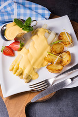 Asparagus with fried potatoes and hollandaise sauce