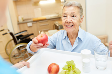 Seniorin freut sich über gesundes Frühstück