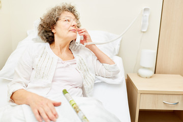 Frau als Patient führt ein Telefonat