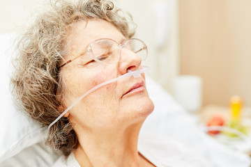 Seniorin mit Nasensonde oder Sauerstoffbrille