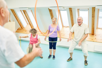 Senioren spielen und werfen mit Reifen