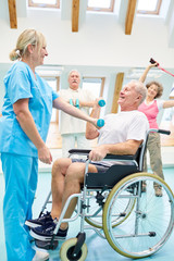 Obraz premium Therapeutin hilft Senior Mann beim Training