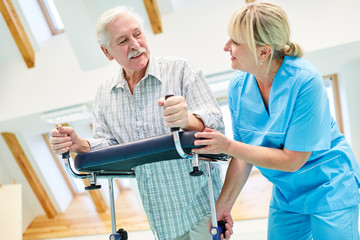Senior Mann mit Rollator in der Altenpflege