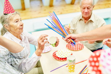 Senioren im Altersheim feiern ein Fest