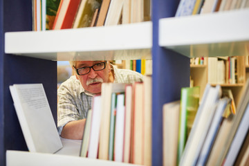 Senior als Wissenschaftler in einer Bibliothek