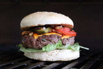 Selbstgemachte Burger in Szene gesetzt