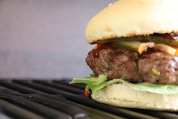 Selbstgemachte Burger in Szene gesetzt