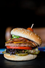 Hamburguesa. Deliciosa hamburguesa con queso, tomate y verduras.