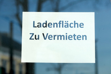 Schild Ladenfl&auml;che zu vermieten an einem Schaufenster, Deutschland, Europa
