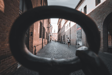 Strada di città a Ravenna vista attraverso l'anello di una catena