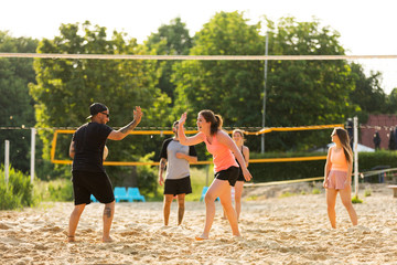 Freunde spielen zusammen Beachvolleyball