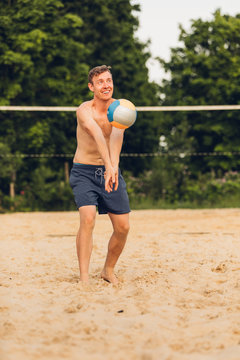 Mann baggert beim Beachvolleyball