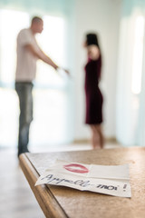 Couple se disputant sur une infidélité 