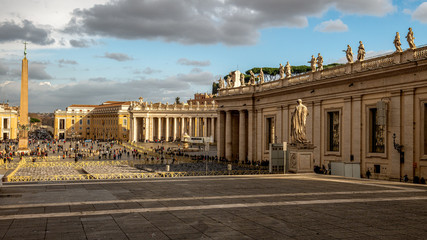 Plac świętego Piotra w Watykanie. Pochmurne niebo, Rzym, Włochy - obrazy, fototapety, plakaty