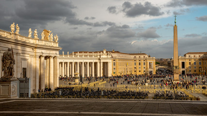 Fototapeta premium Plac świętego Piotra w Watykanie. Burzowy niebo, Rzym, Włochy