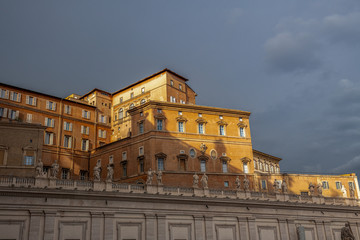 Zabytkowe budynki przy placu świetego Piotra. Okna pomieszczeń w których mieszka papież Franciszek. Watykan, Włochy