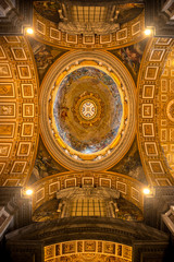 Przepięknie rzeźbiony i malowany sufit w bazylice świętego Piotra w Rzymie - obrazy, fototapety, plakaty
