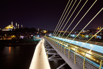 Obraz premium Ataturk metro bridge and golden horn at night - Istanbul, Turkey