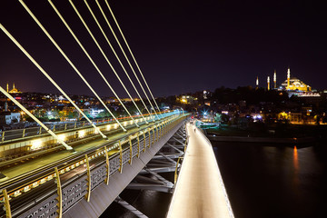 Obraz premium Ataturk metro bridge and golden horn at night - Istanbul, Turkey
