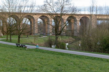 Abendd&auml;mmerung im Fr&uuml;hling am Obersee in Bielefeld, Ostwestfalen.