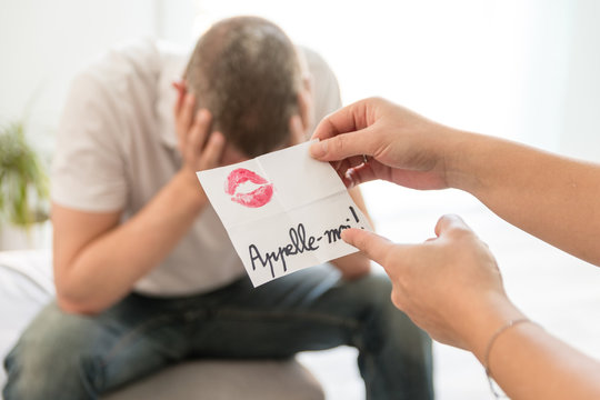 Homme honteux que sa femme d&eacute;couvre son infid&eacute;lit&eacute;